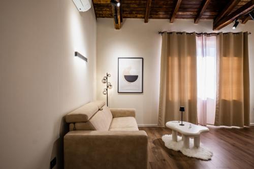 a living room with a couch and a table at B&B er in Isola del Liri