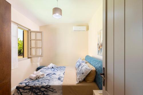 a small room with a bed and a window at Sea Breeze - Mare a 50mt & Terrazza Relax in Quartu SantʼElena