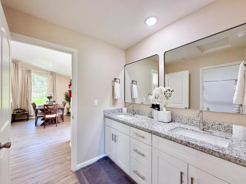 a bathroom with two sinks and a large mirror at Family-Friendly Yosemite Nest in Mariposa