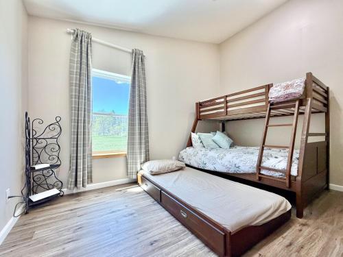 a bedroom with a bunk bed and a window at Family-Friendly Yosemite Nest in Mariposa