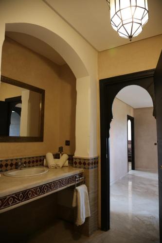 a bathroom with a sink and a mirror at villa Marrakech 3chambre in Marrakesh