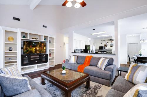 a living room with two couches and a coffee table at Nr Sea World Games WiFi BBQ Yard Pet Ok in San Antonio