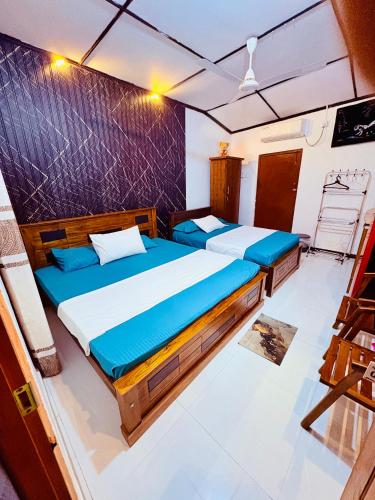a bedroom with two beds in a room at Shehan Villa in Beruwala
