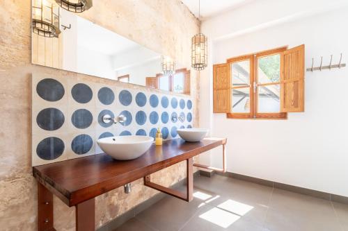 a bathroom with two bowls on a wooden table at Palma Ca'n Alonso in Palma de Mallorca