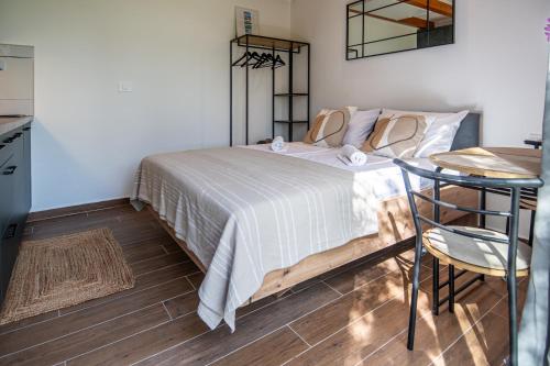 TrioBio - New Apartment for Two with Private Terrace, Garden & Parking