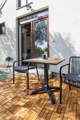 TrioBio - New Apartment for Two with Private Terrace, Garden & Parking