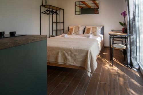 TrioBio - New Apartment for Two with Private Terrace, Garden & Parking