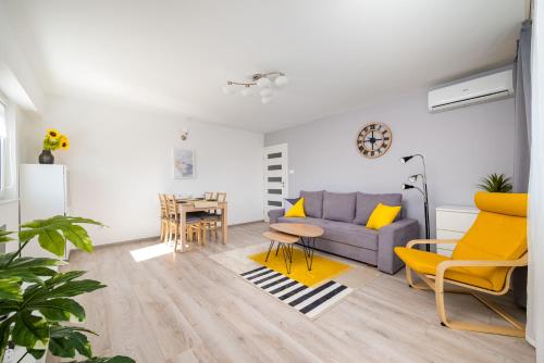 Chmielna Downtown Homely Apartment by BookingHost