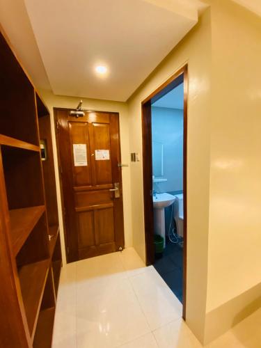 a hallway leading to a bathroom with a door at Hotel Herencia 625 in Locsin