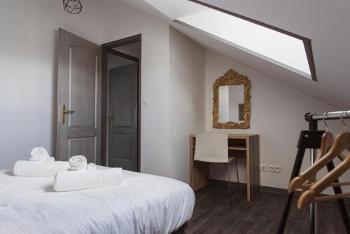 a bedroom with two beds and a mirror at Square'71 - T4 Duplex avec terrasse - espace détente in Chalon-sur-Saône