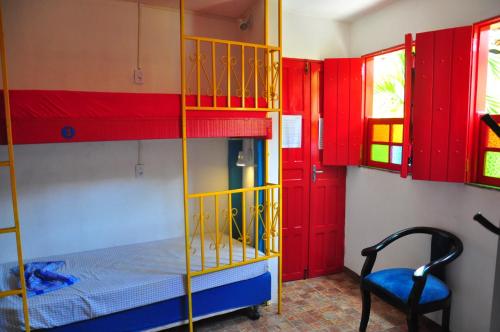 Uma ou mais camas em beliche em um quarto em Viela Hostel