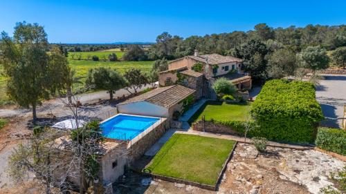 an aerial view of a house with a swimming pool at Finca Agroturismo Sa Cova den Borino in Campos