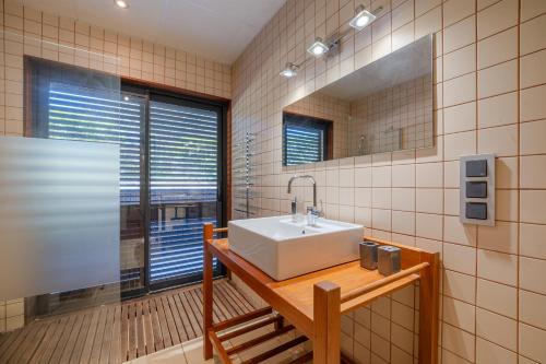 a bathroom with a sink and a mirror at Flateli Palau 2 in Girona