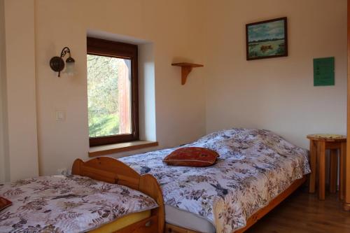 a bedroom with two beds and a window at Pensjonat EL-TAN - nocleg na wsi z WI-FI bez TV in Złoty Stok