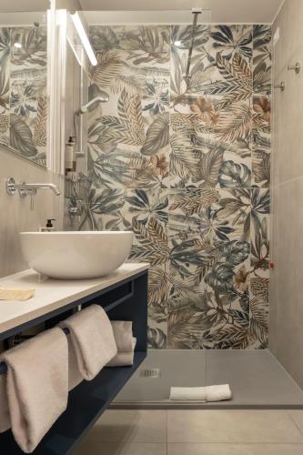 ein Badezimmer mit Waschbecken und Dusche in der Unterkunft Hotel Piccolo in Verona