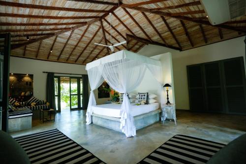 Ginganga Lodge tesisinde bir odada yatak veya yataklar