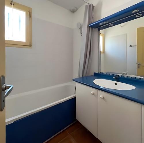 a bathroom with a sink and a mirror at Mazets Zomeno in Gaujac