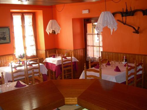 Restaurant o un lloc per menjar a Alojamiento Rural Ostau Era Nheuada