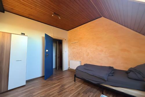 a bedroom with a bed and a wooden ceiling at Viel Platz und Komfort in Orbis