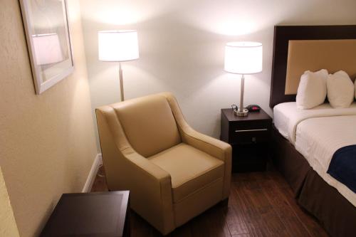 Кровать или кровати в номере Fairway Inn Florida City Homestead Everglades