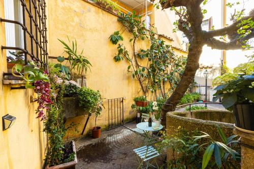Quiet Trevi Fountain Apartment Courtyard & Patio