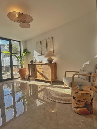 a living room with a couch and a table at Stadthaus mit Garten und Dachterrasse -Casa Villanova in Pollença