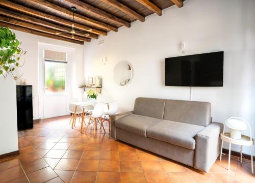 Quiet Trevi Fountain Apartment Courtyard & Patio