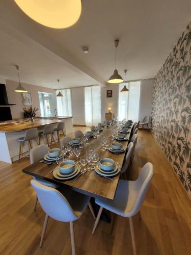 Maisons de Familles Beautiful city home with a pool table foosball table