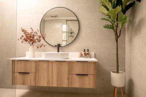 a bathroom with a sink and a mirror at Stille Woning Guesthouse in White River