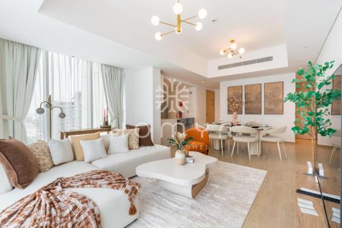 Lux Yas Escape w Beach & Pool Access Near F1