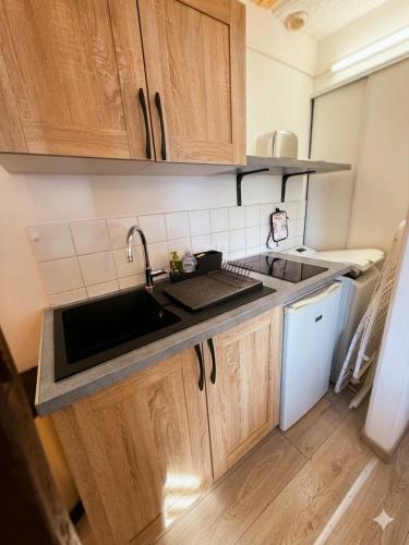 a kitchen with a sink and a counter top at Chic & Lumineux / Évreux Centre / WiFi in Évreux