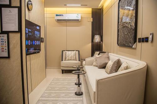 a waiting room with a couch and a chair at أجنحة لوسيل 3 Lucille Suites in Jeddah
