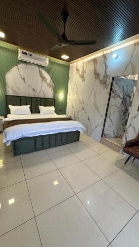 a bedroom with a bed in a room at Hotel Maheshwari Tehri in Tehri-Garhwāl
