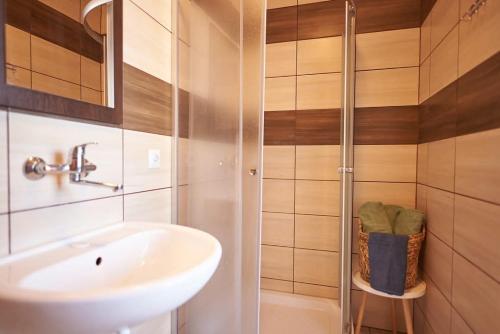 a bathroom with a sink and a shower at Pokoje Hotelowe Gościniec in Siedlce
