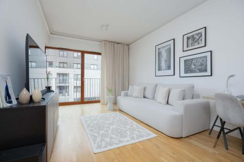 Modern Apartment with a Balcony in Warsaw by Noclegi Renters