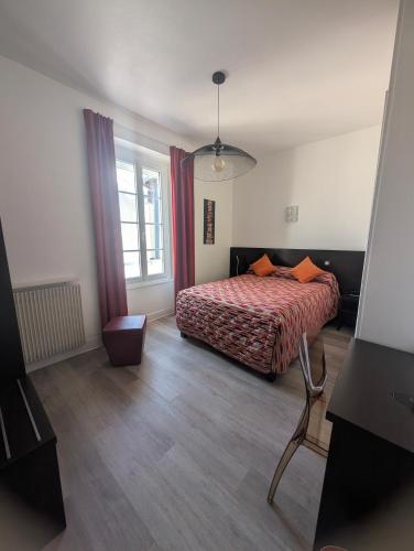 เตียงในห้องที่ Hôtel de Clèves
