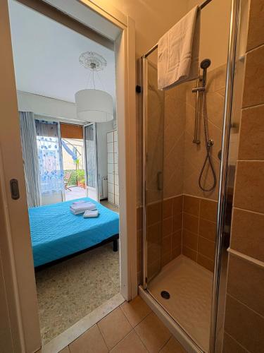 a bathroom with a shower and a bed at Dreaming Rooms in Riomaggiore