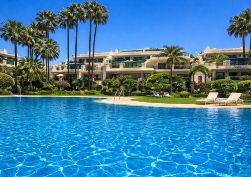 StayatSas Marbella Luxury Apartment 80 m2 Terrace, Pools & Parking