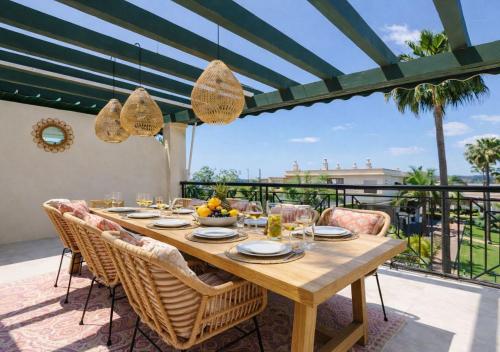 StayatSas Marbella Luxury Apartment 80 m2 Terrace, Pools & Parking