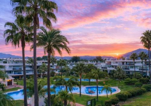 StayatSas Marbella Luxury Apartment 80 m2 Terrace, Pools & Parking