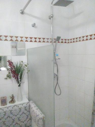 una doccia con porta in vetro in un bagno di MG suite 23 a Beausoleil