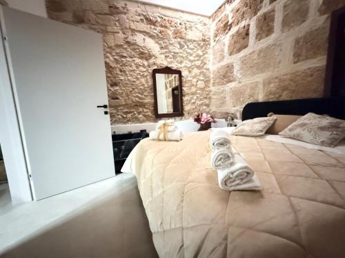 a bedroom with a bed with towels on it at Kymata Home in Avola