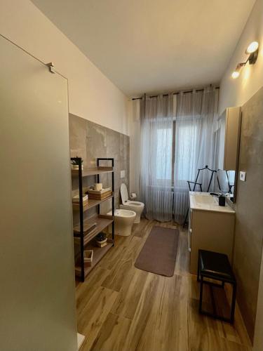 a bathroom with a toilet and a sink at La Casettina della Cantina in Prasco