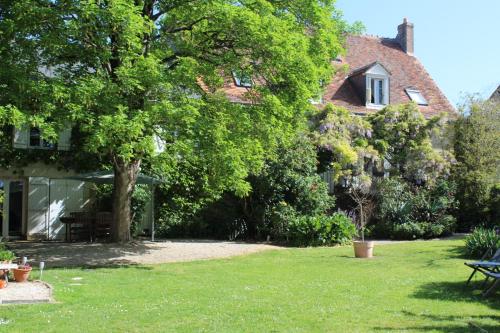 a yard of a house with a tree at Domaine les Feuillants in Crouzilles