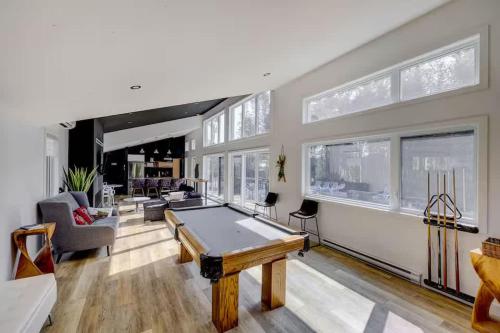 a living room with a ping pong table at Pool Spa sauna & Pool Table - Beaulieu 110 in Pont-Rouge
