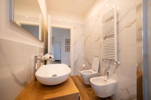 a bathroom with a white sink and a toilet at Il fienile del borgo in Prato