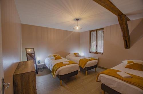a bedroom with two beds in a room at Gîtes du Château de Crespy in Crespy-le-Neuf