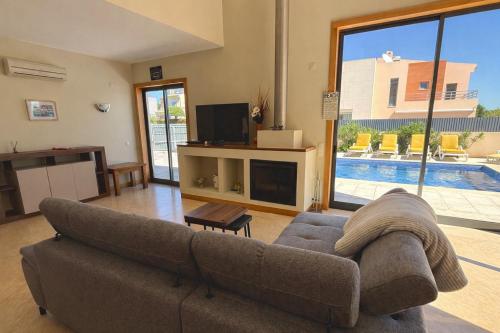 Villa Paula with Private Pool Close to the Beach and Strip
