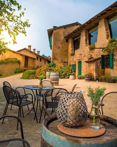 an outdoor patio with tables and chairs and a building at Agriturismo La Costa - Casa Vacanze in Perego