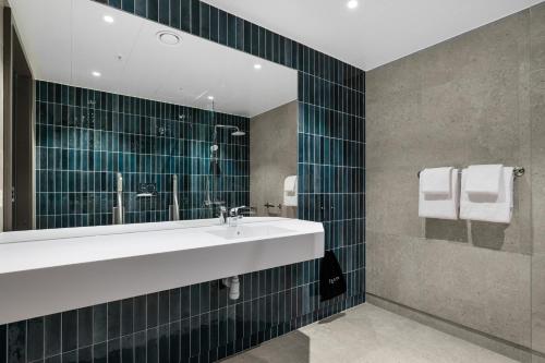 a bathroom with a sink and a mirror at Comfort Hotel Grenlandsporten in Langangen